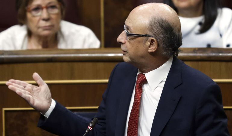 El ministro de Hacienda, Cristóbal Montoro, durante su intervención en la sesión de control al Gobierno, en el Congreso de los Diputados.