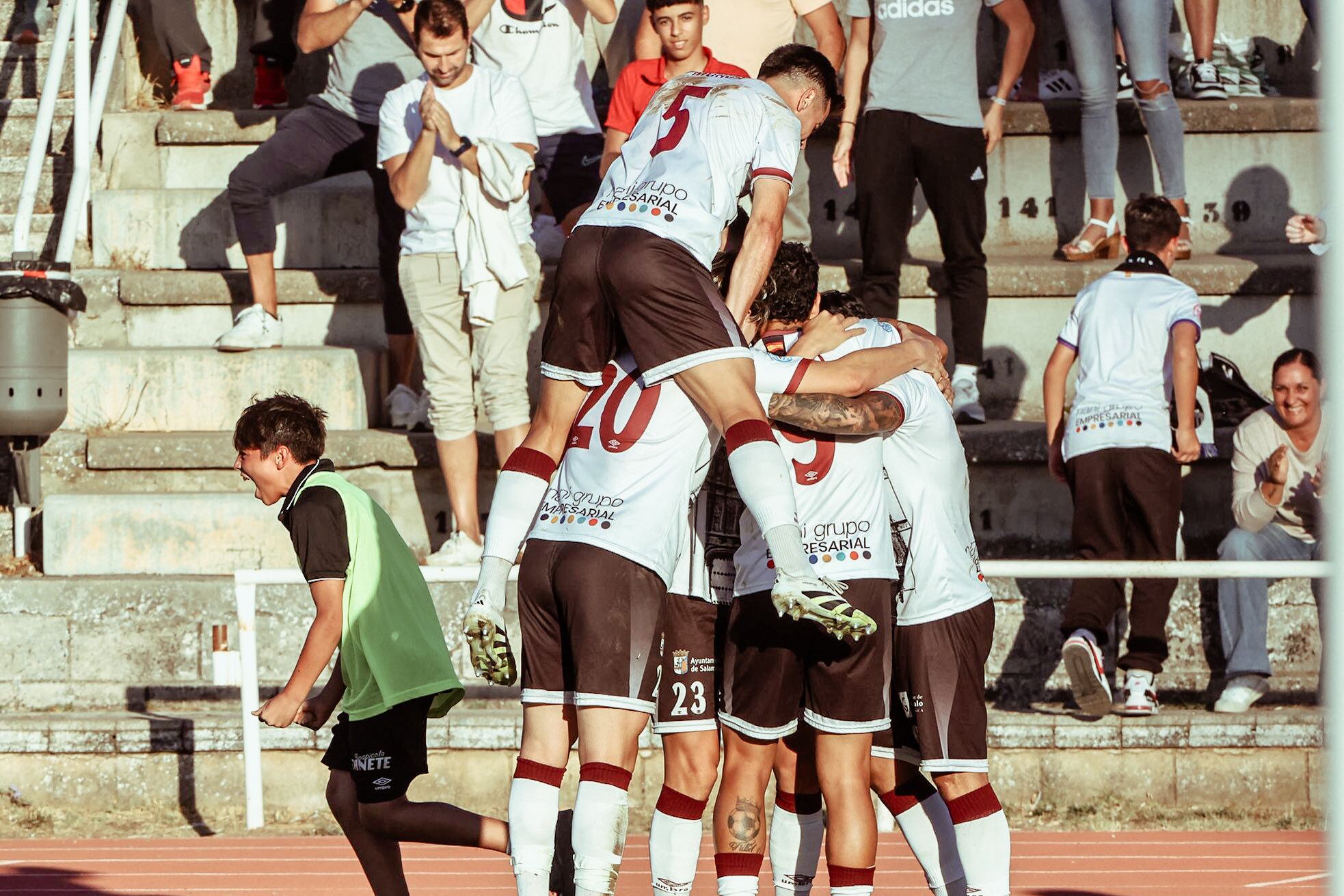 El Salamanca CF UDS celebra la victoria ante el Sarriana del fin de semana pasado en Las Pistas/Salamanca CF UDS