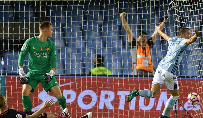 Aspas celebra un gol delante de Ter Stegen