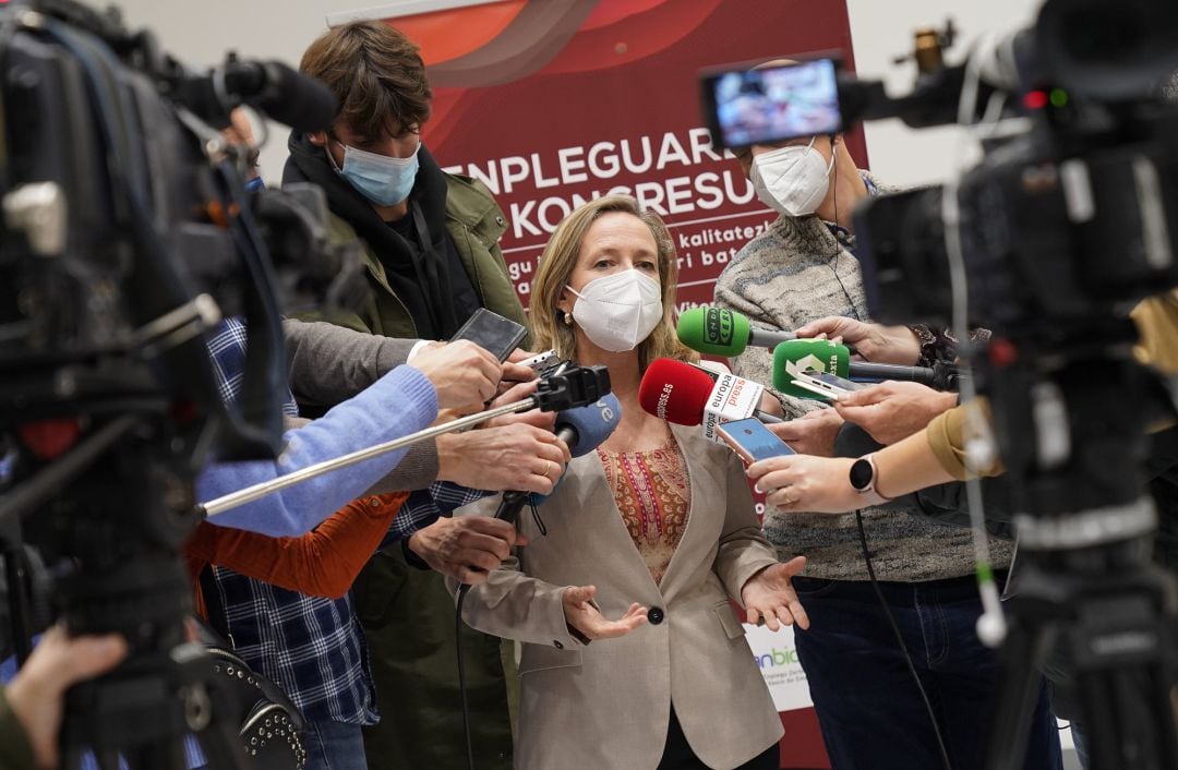 Nadia Calviño, responde a los medios en la inauguración del IV Congreso de Empleo de Vitoria