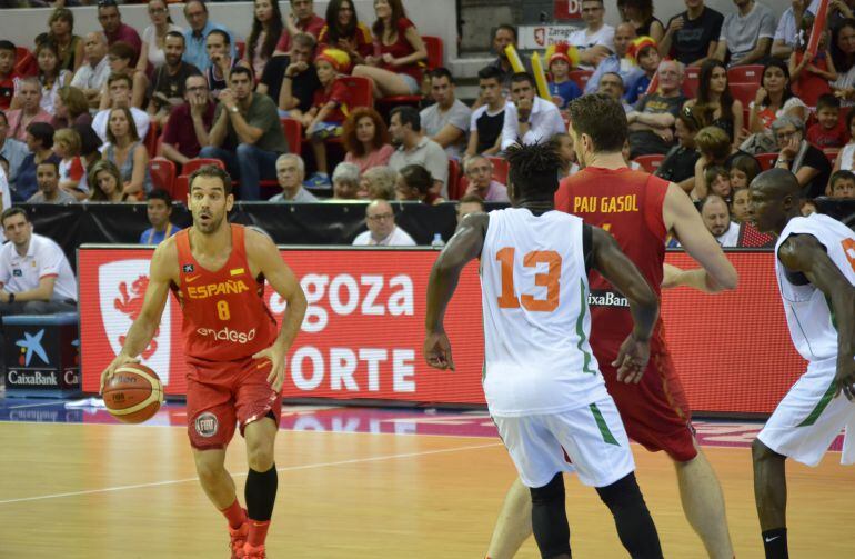 Calderón y Pau Gasol en el último partido de preparación frente a Costa de Marfil, en el Pabellón Príncipe Felipe 