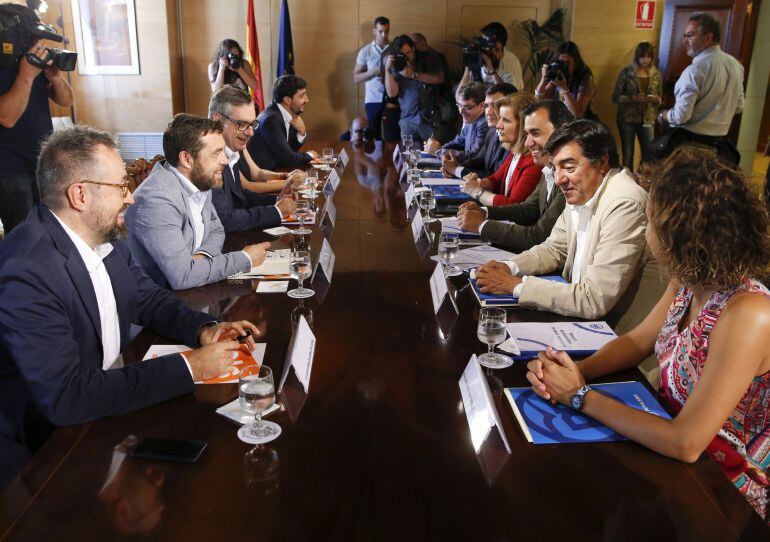 Los miembros del equipo negociador de Ciudadanos; Juan Carlos Girauta, Miguel Gutiérrez y José Manuel Villegas y los del Partido Popular; Dolors Montserrat, José Antonio Bermúdez de Castro, Fernando Martínez Maillo y Fátima Báñez, José Luis Ayllón y Álvar