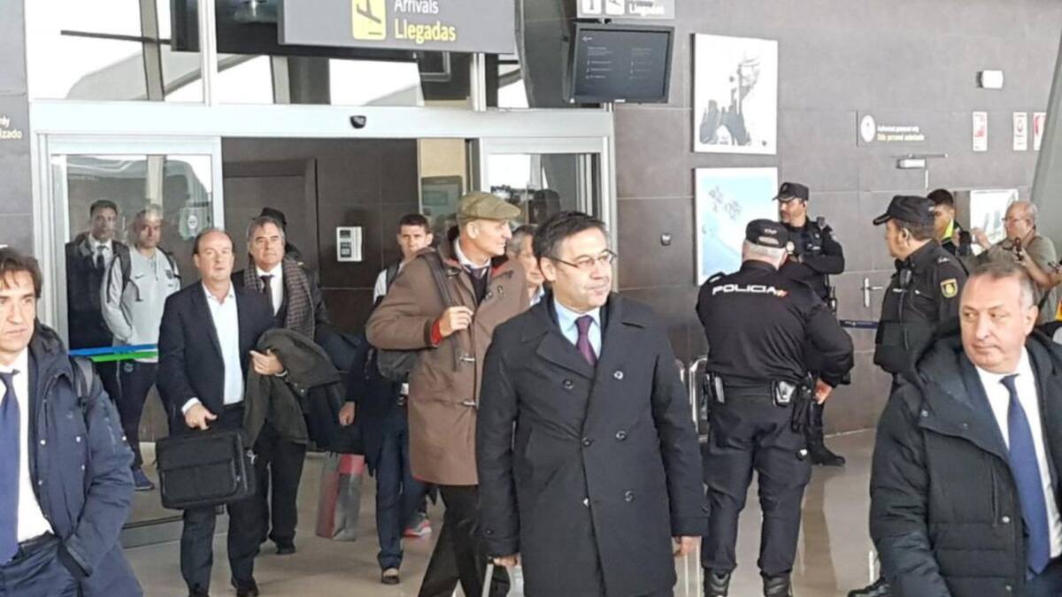 Un centenar de hinchas reciben al Barça en La Virgen del Camino