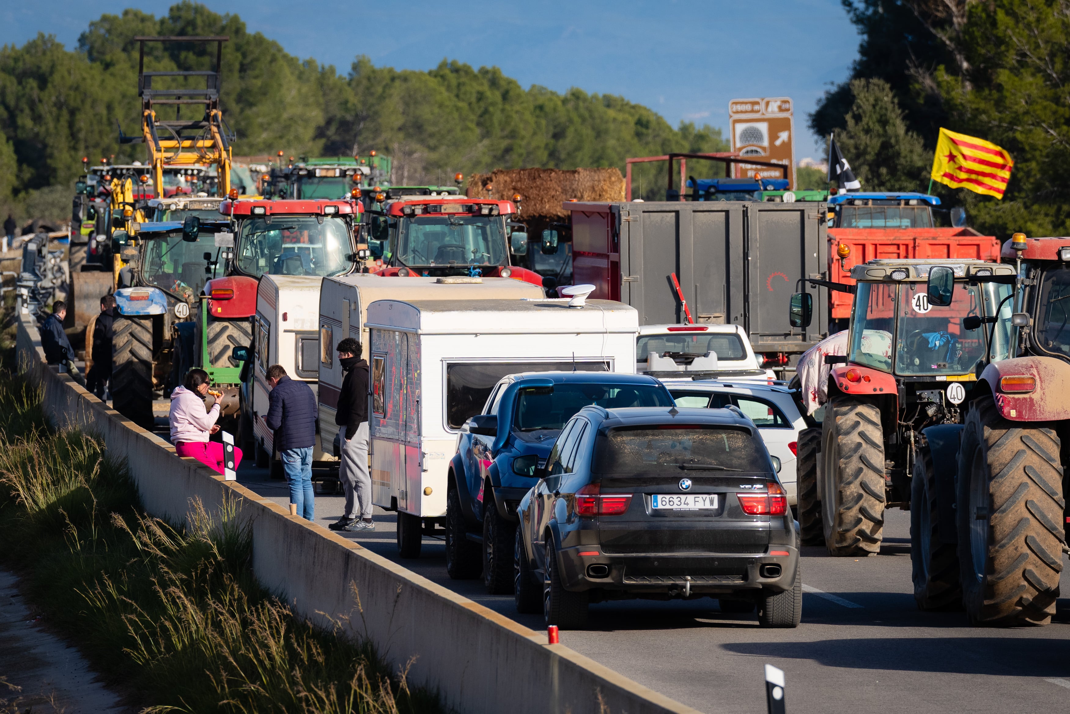 Las colas en las carreteras catalanas por los cortes provocados por los agricultores en protesta por el acuerdo de la UE con Mercosur. EFE/David Borrat