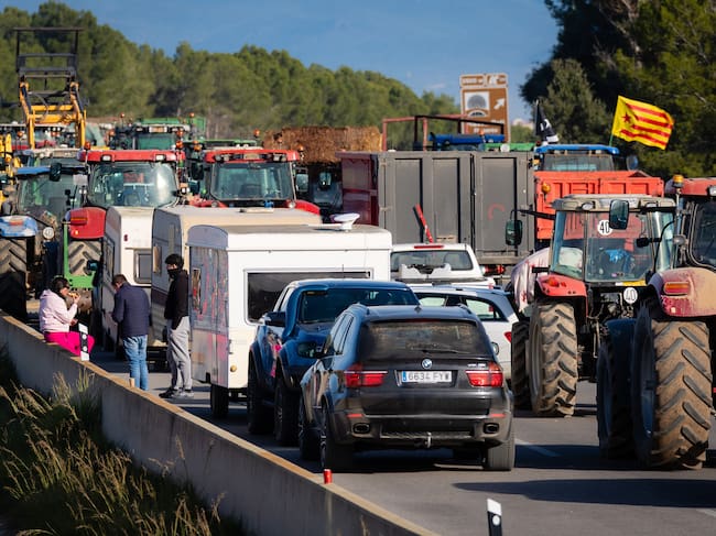 Las colas en las carreteras catalanas por los cortes provocados por los agricultores en protesta por el acuerdo de la UE con Mercosur. EFE/David Borrat