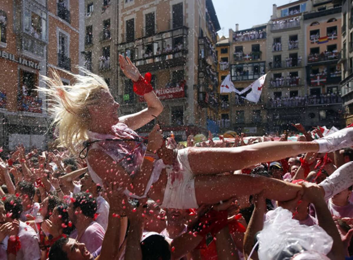 El vino y la diversión inundan la celebración.