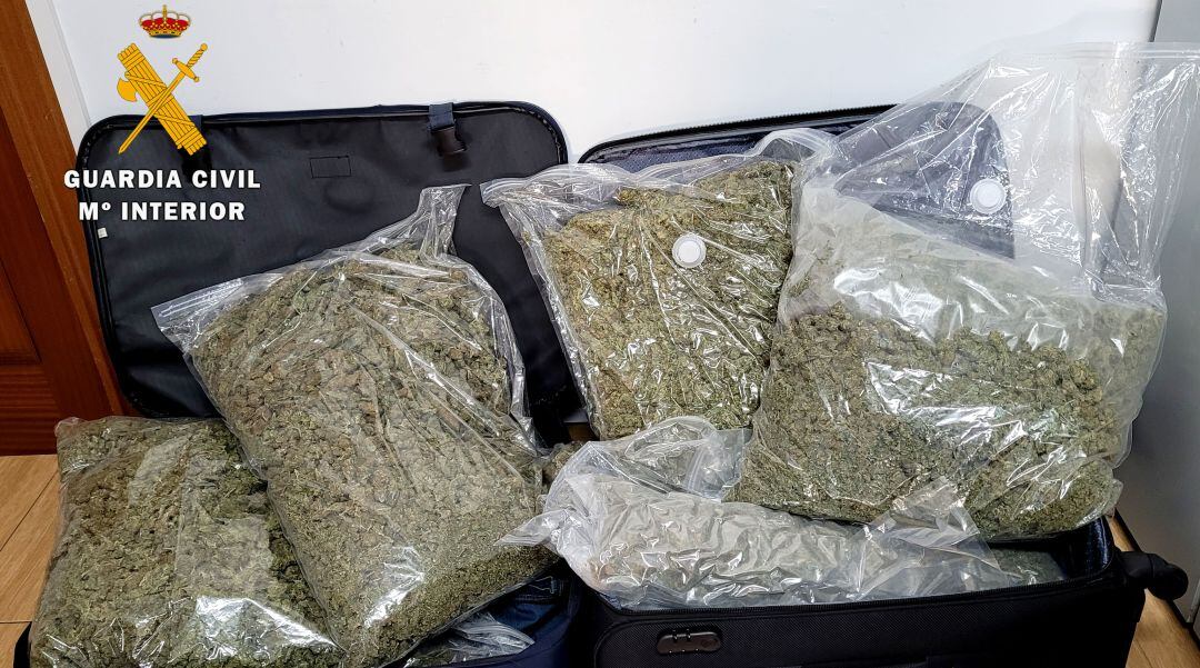 Marihuana intervenida por la Guardia Civil de Jaén en dos maletas.