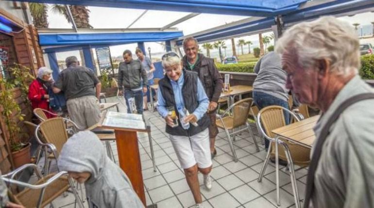 Ingleses en la terraza de un pub de la Costa del Sol (Málaga)