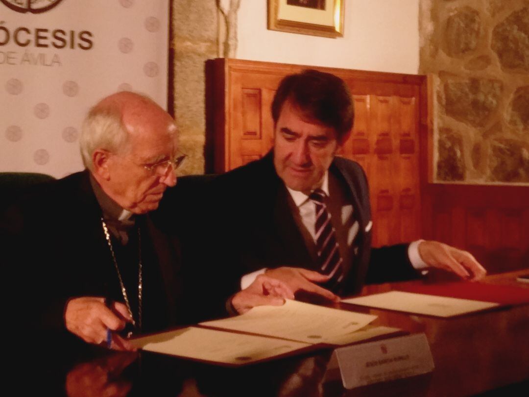 Jesús García Burillo (i), obispo de Ávila, y Juan Carlos Suárez Quiñones, consejero de Fomento 