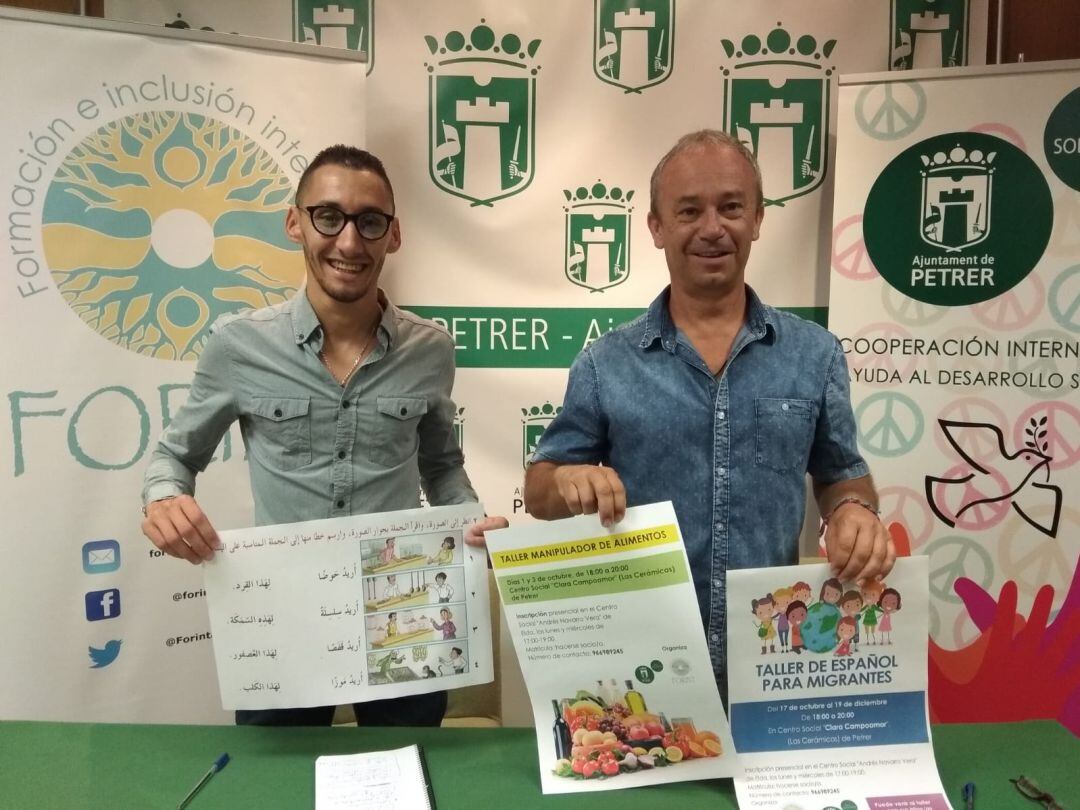 Rachid Brirouqui, profesor que impartirá el taller de “Árabe para niños”, junto al edil de Paz y Solidaridad de Petrer, Rafael Masiá