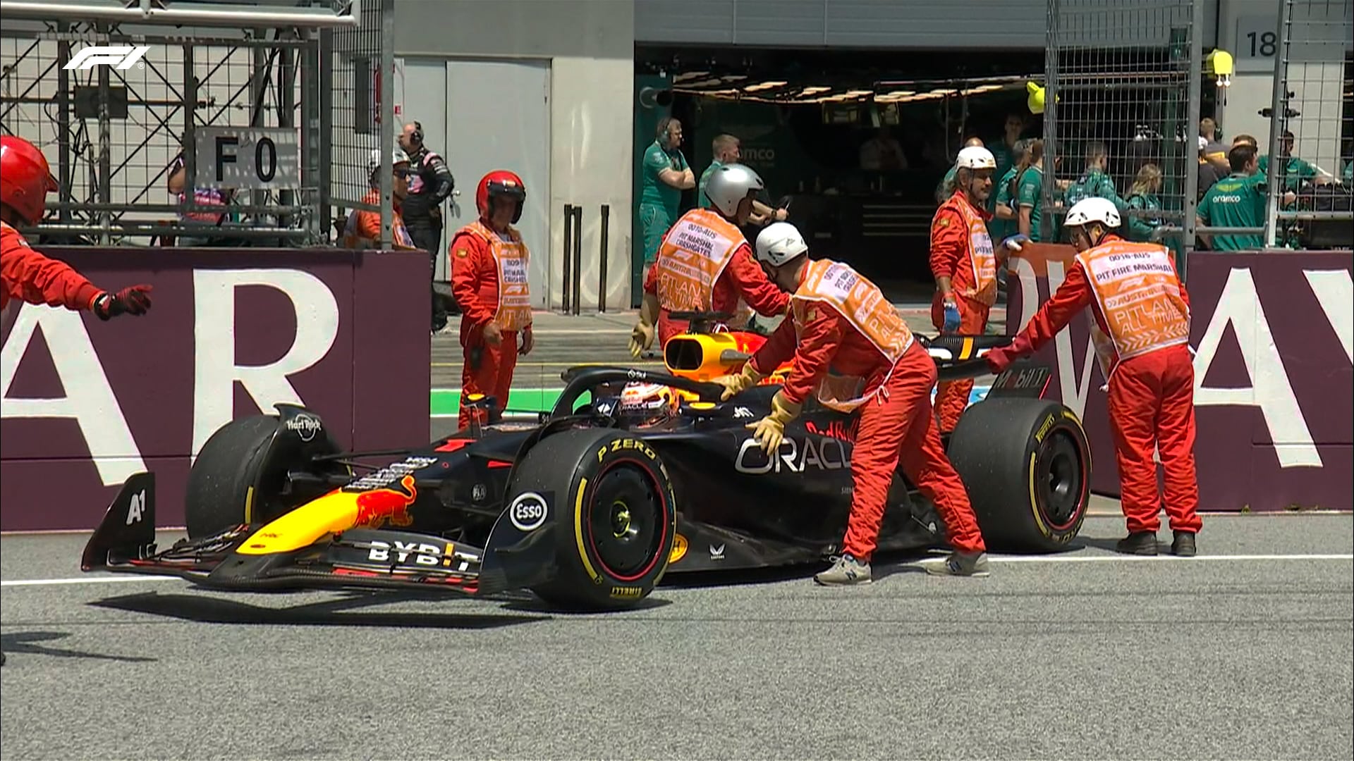 El coche de Max Verstappen es retirado de la pista por los operarios del GP de Austria