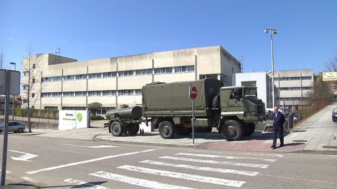 Un camión de la Brilat frente a la residencia