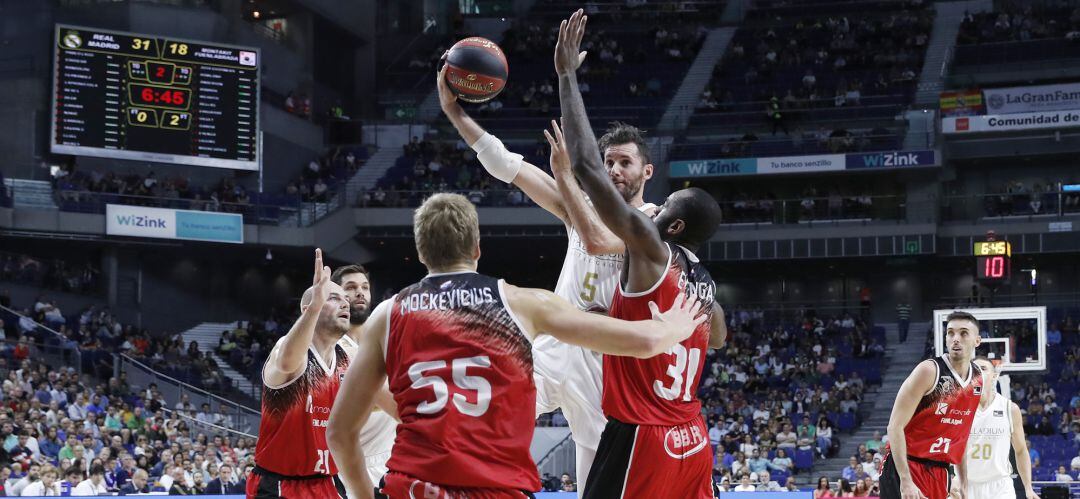 Los fuenlabreños Gillet, Mockevicius y Eyenga defienden la penetración de &#039;Rudy&#039; Fernández ante la mirada en segundo plano de Marc García, en el partido de la pasada jornada en el Wizink Center.