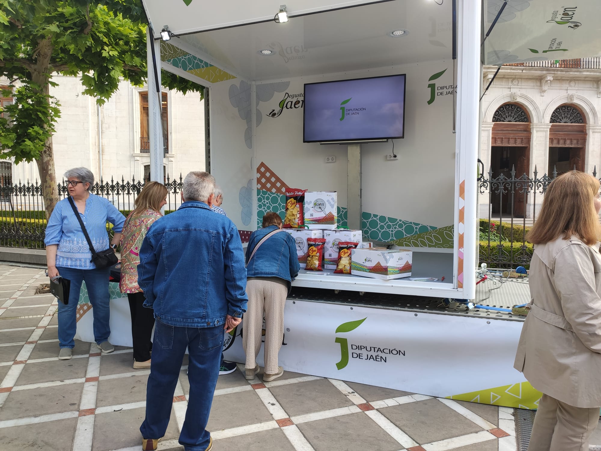 La Caravana Degusta Jaén ubicada en la Plaza de San Francisco de la capital, frente a la Diputación