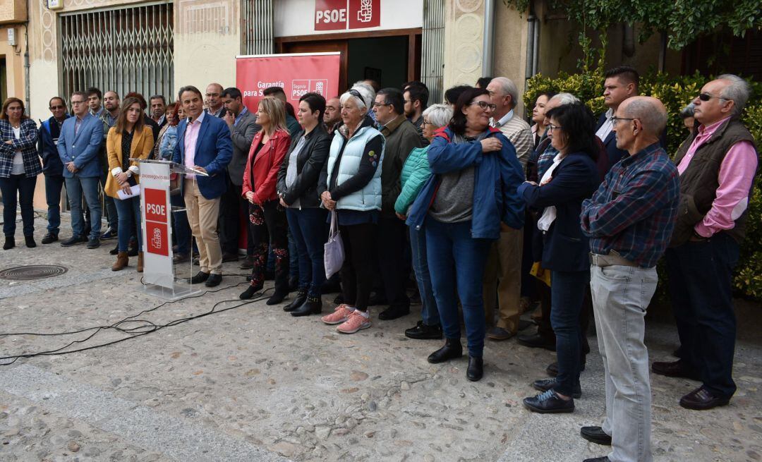 Imagen de la concentración de concejales y alcaldes del PSOE, a las puertas de la sede del partido en Segovia, con el portavoz del Grupo Socialista de la Diputación, Máximo San Macario, en el atril. 