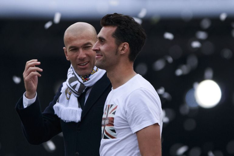 Arbeloa, junto a Zidane, en las celebraciones