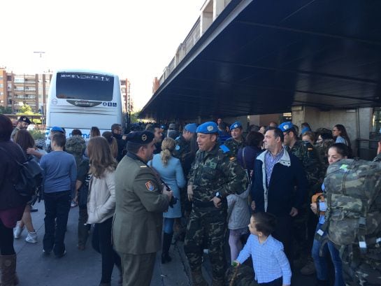 Familiares y amigos despiden a los militares rumbo a Líbano