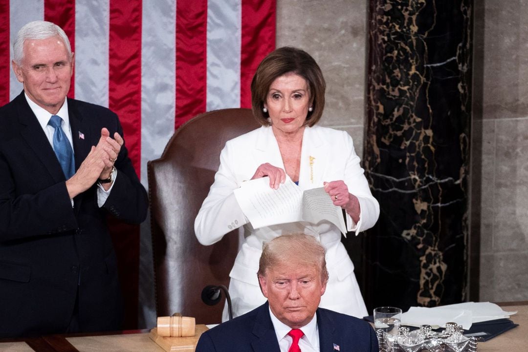 La congresista demócrata Nancy Pelosi (atrás) rompe este martes una copia del discurso sobre el Estado de la Unión.