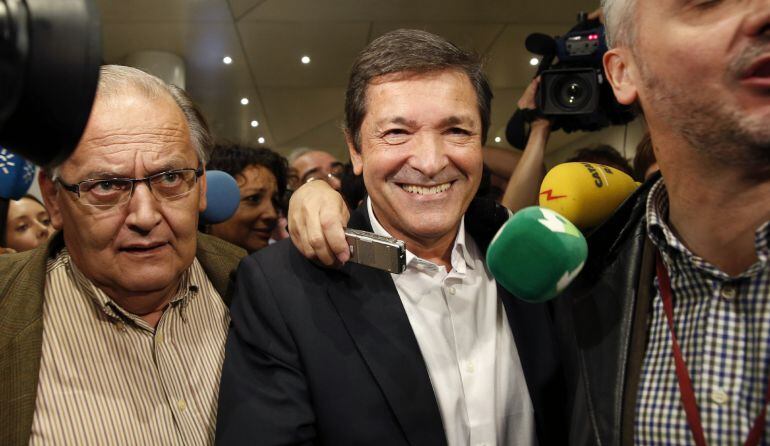 El presidente de la gestora del PSOE, Javier Fernández (c), a la salida de la reunión que diputados y senadores socialistas han celebrado hoy en el Senado. Javier Fernández, ha asegurado que su partido tiene que decidir entre "abstención o elecciones", s