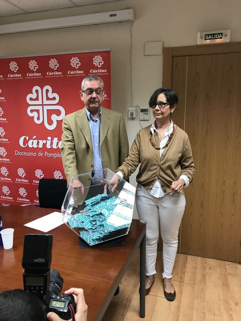 El Director de Cáritas en Navarra, Ángel Iriarte y la responsable de la Tómbola, Ana Urmeneta, muestran algunos de los boletos que se venderán este año