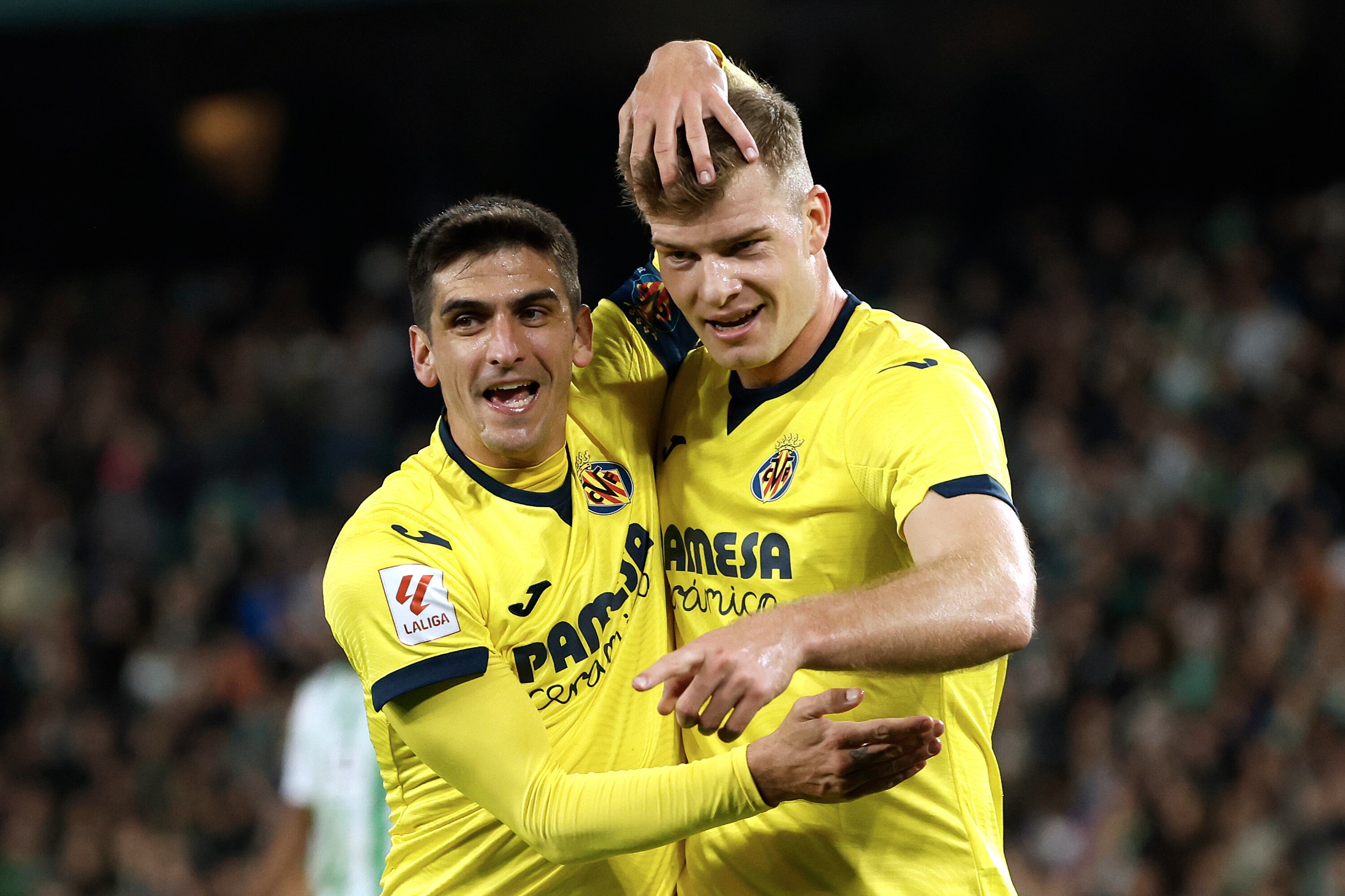 SEVILLA, 10/03/2024.- El delantero noruego del Villarreal Alexander Sørloth (d) celebra con Gerard Moreno tras anotar el tercer gol del equipo durante el partido de la Jornada 28 de LaLiga EA Sports que Real Betis y Villarreal CF disputan hoy domingo en el estadio Benito Villamarín. EFE/ Julio Muñoz
