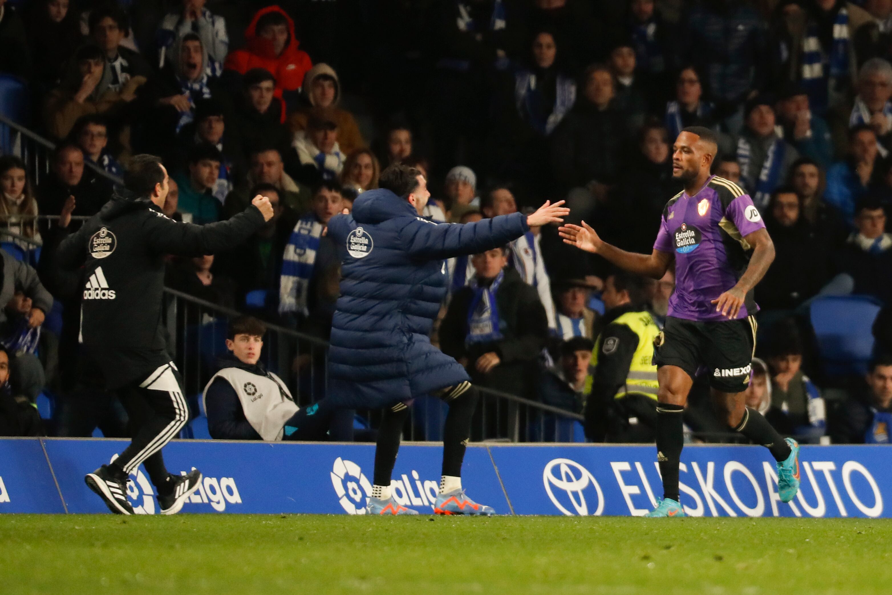 SAN SEBASTIÁN, 05/02/2023.- El delantero canadiense del Real Valladolid Cyle Larin (d) celebra el gol de su equipo durante el partido de la jornada 20 de Liga en Primera División que Real Sociedad y Real Valladolid disputan hoy domingo en el Reale Arena, en San Sebastián. EFE/Javier Etxezarreta
