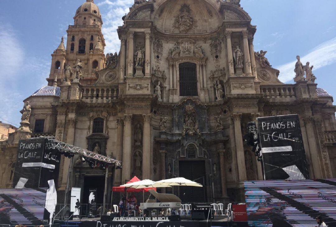 Imagen de la catedral de Murcia durante la celebración de Pianos en la calle en ediciones anteriores