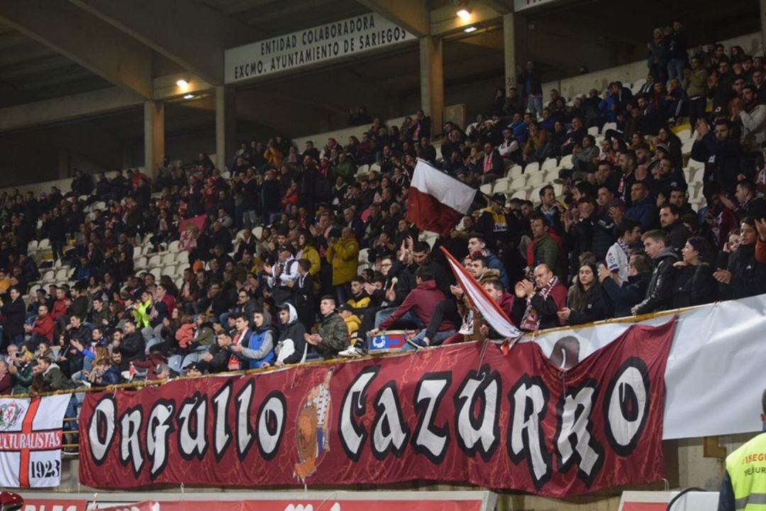 El momento de la discordia: la pancarta de "Orgullo Cazurro" tapó el lema de la nueva grada de animación