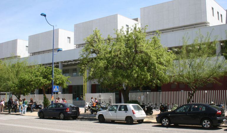 Fachada principal de la Facultad de Comunicación de la Universidad de Sevilla