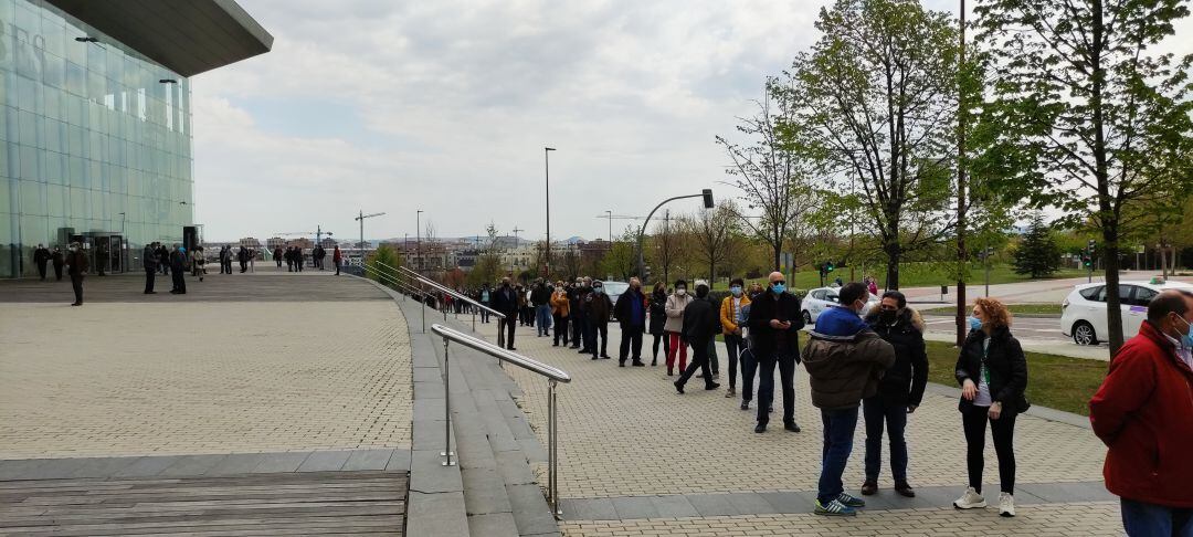 Colas en el Centro Cultural Miguel Delibes para recibir la vacuna