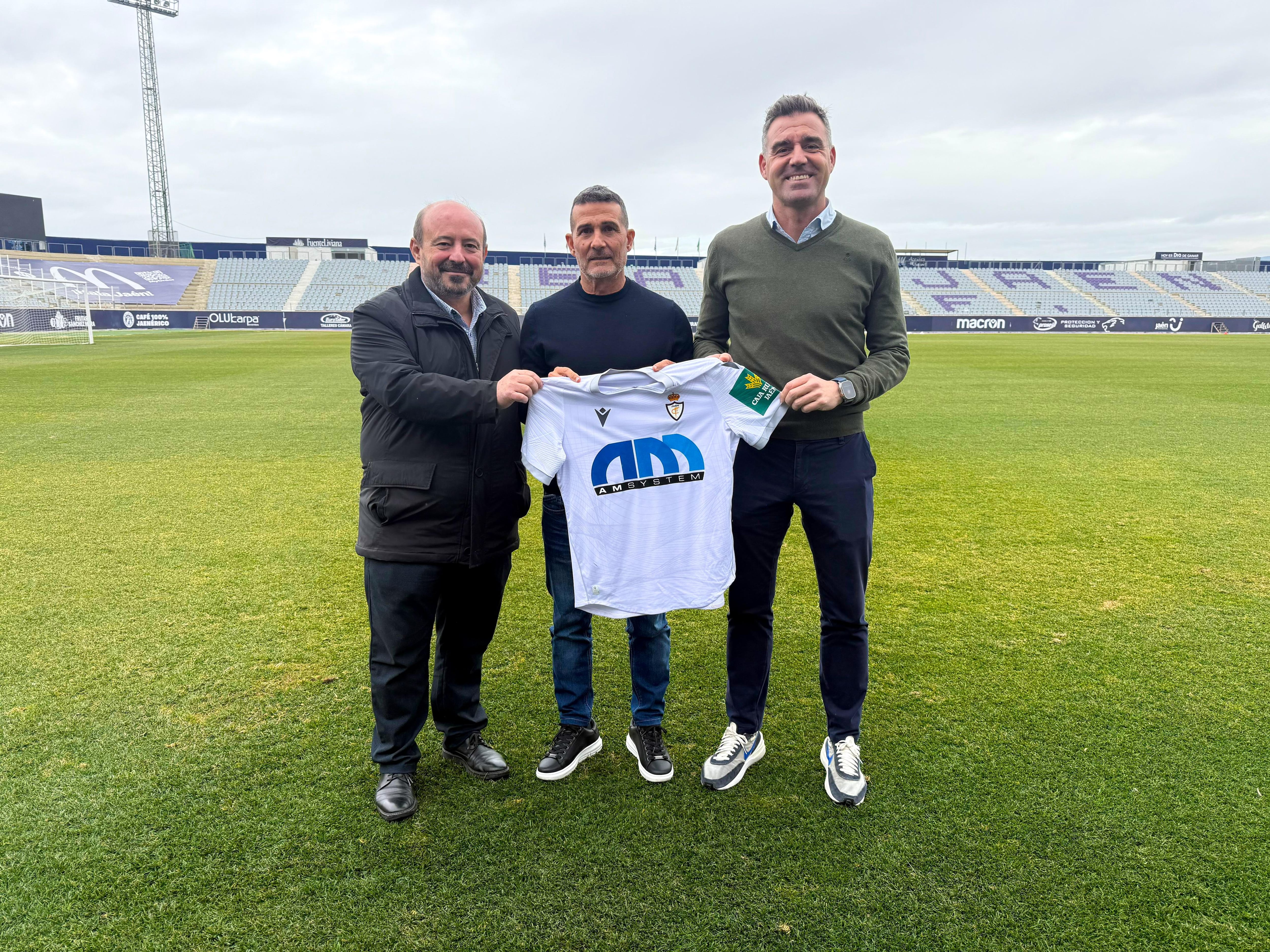 De izquierda a derecha: Sebastián Moya, presidente del Real Jaén; Manuel Chumilla, director deportivo, y Fran Anera, director general del club.