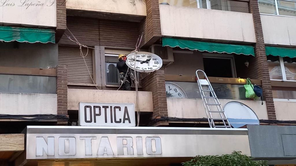 Óptica Notario desponta el reloj para su arreglo.