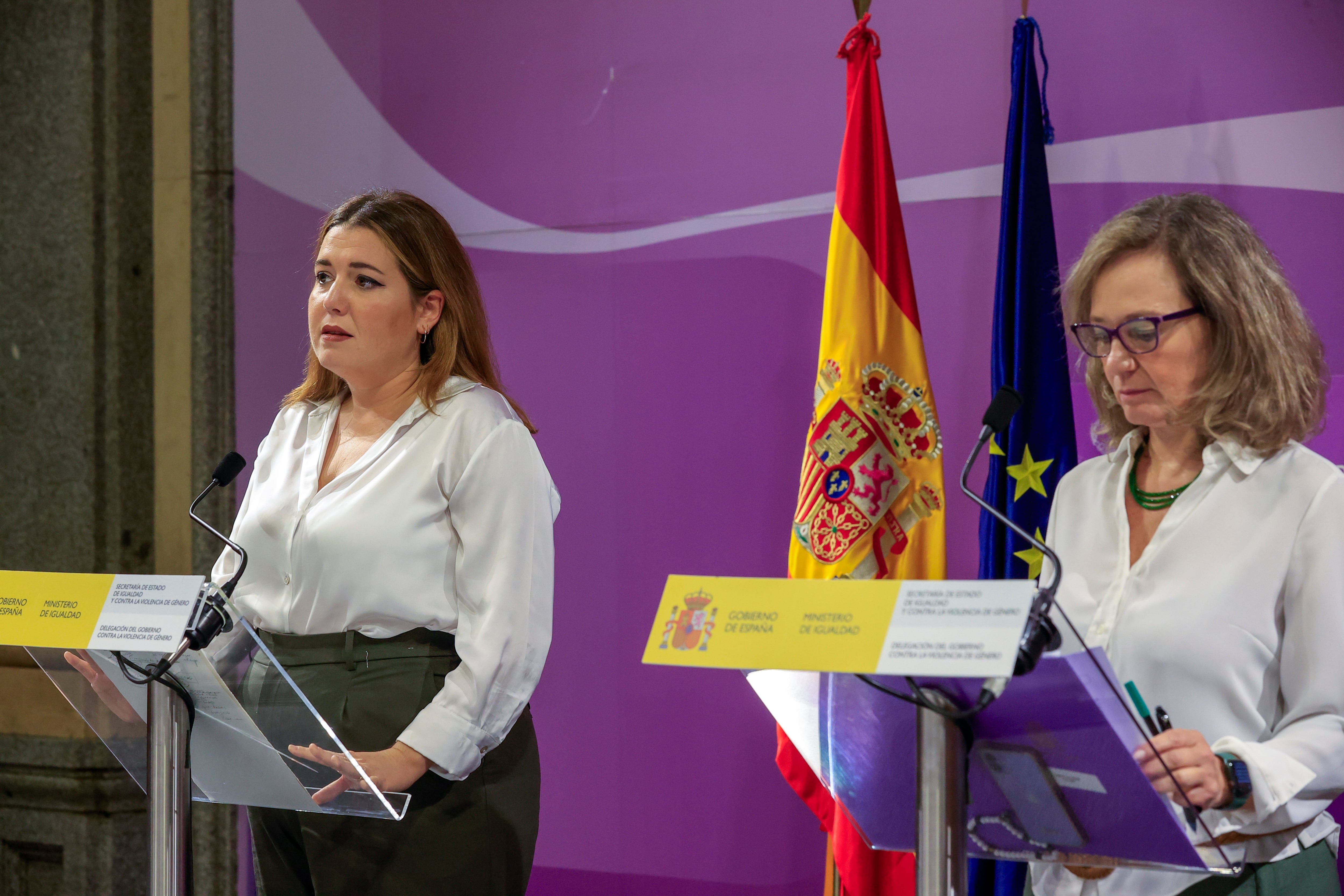 La secretaria de Estado de Igualdad, Ángela Rodríguez (i), y la delegada del Gobierno contra la Violencia de Género, Victoria Rosell (d), ofrecen una rueda de prensa tras la reunión del comité de crisis frente a la violencia machista, este miércoles en el Ministerio de Igualdad, en Madrid. EFE/ Zipi Aragón