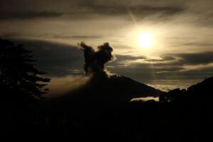 SJ01. SAN JOSÉ (COSTA RICA) 20/05/2016.- Ceniza expulsada por el volcán Turrialba hoy, viernes 20 de mayo de 2016, en una potente erupción que afectó la San José (Costa Rica). cuya columna se elevó hasta los 3.000 metros sobre el cráter. Comunidades en el