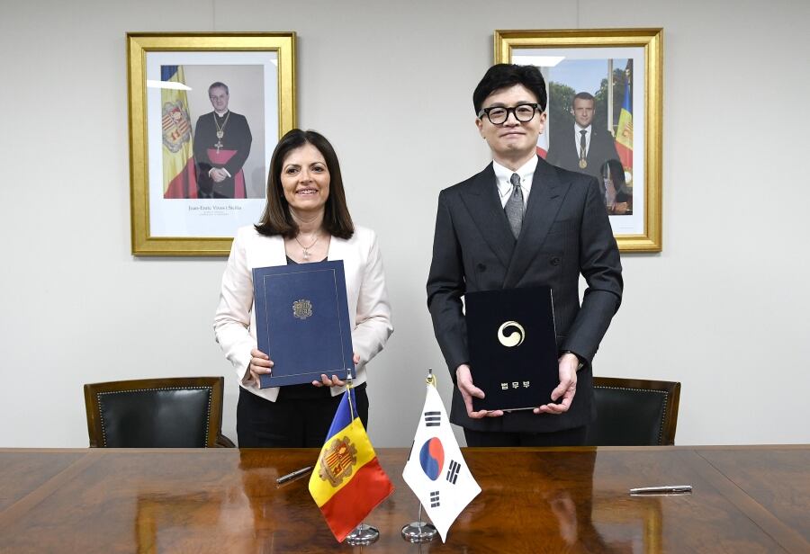 La ministra d&#039;Afers Exteriors, Imma Tor, quan es va signar l&#039;acord amb la República de Corea.