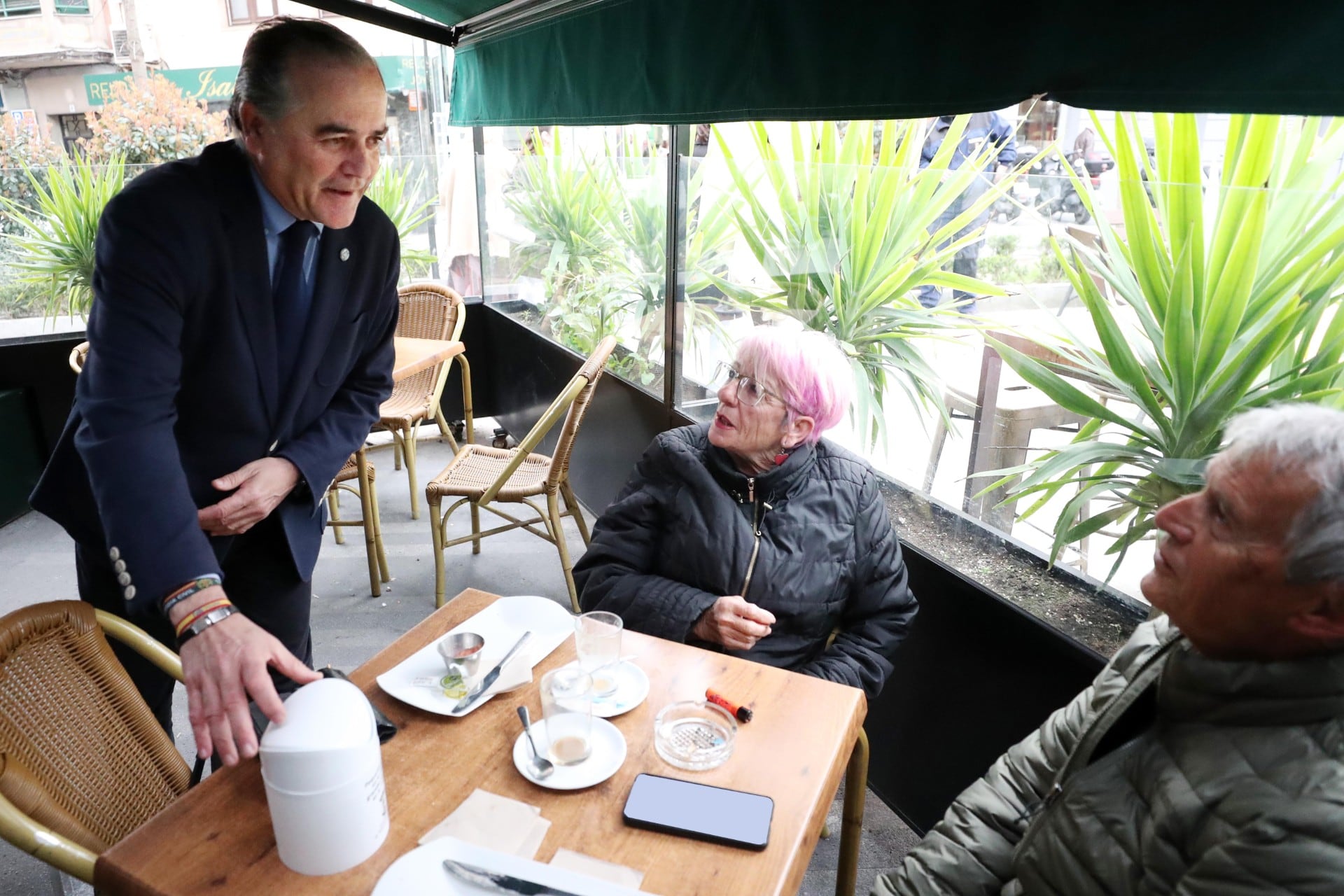 El Ayuntamiento de Talavera reparte 2.000 papeleras a 194 establecimientos hosteleros para cumplir con la Ordenanza de Terrazas