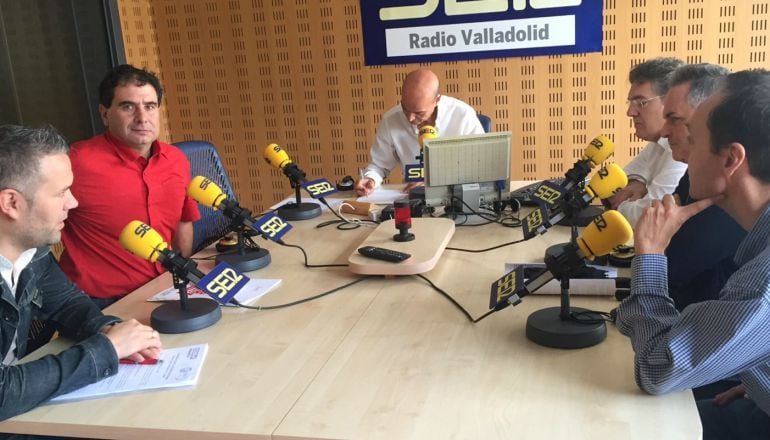 Representantes de los trabajadores de Lauki en los estudios de la SER