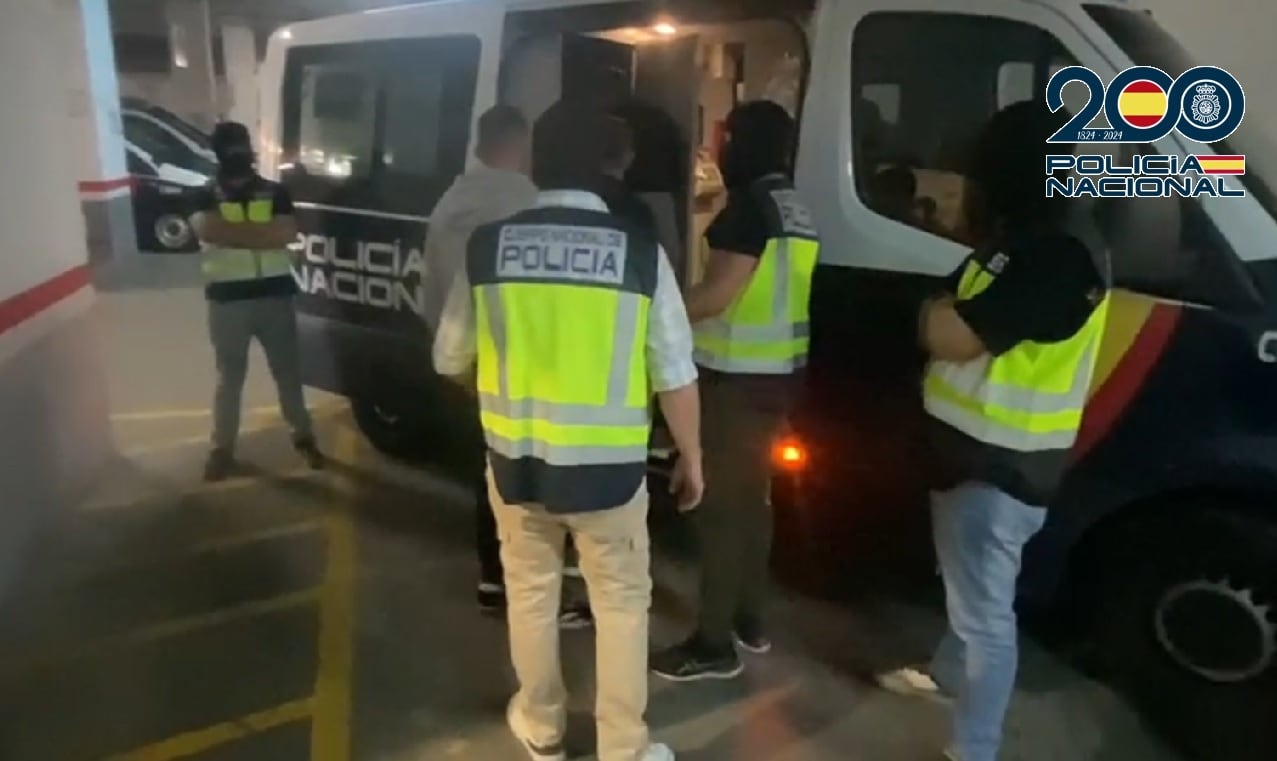 Momento de la detención en el Aeropuerto de Málaga