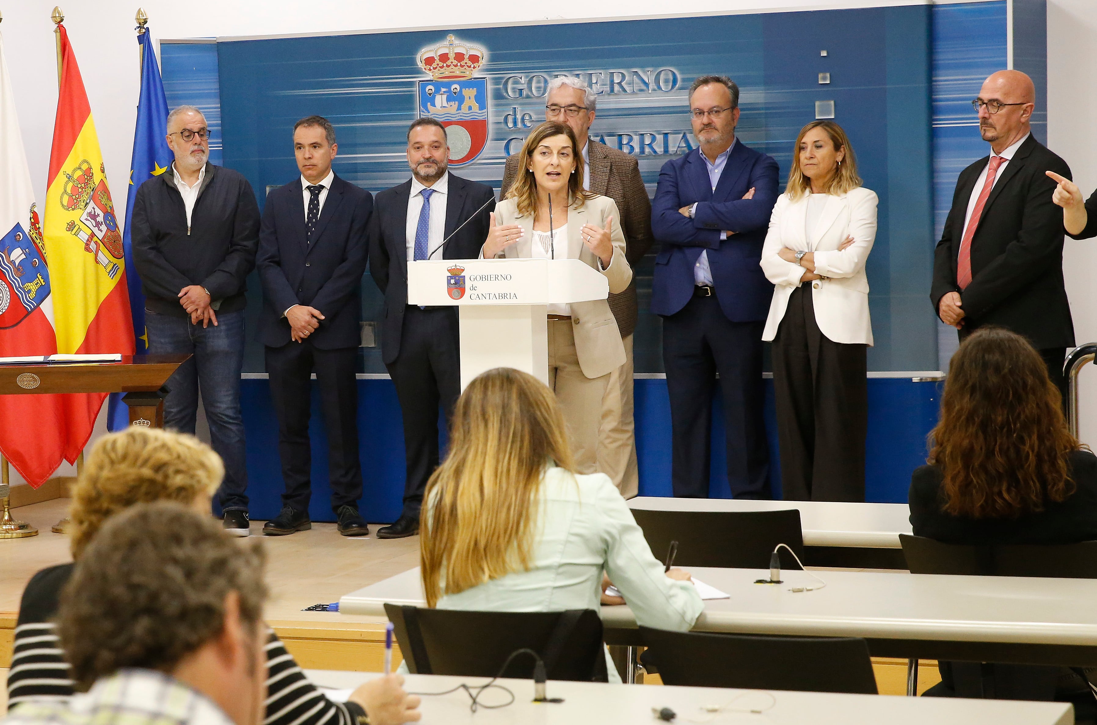 11:00. Sala de Prensa del Gobierno de Cantabria. La presidenta de Cantabria, María José Sáenz de Buruaga, firma el pacto profesional con el colectivo médico