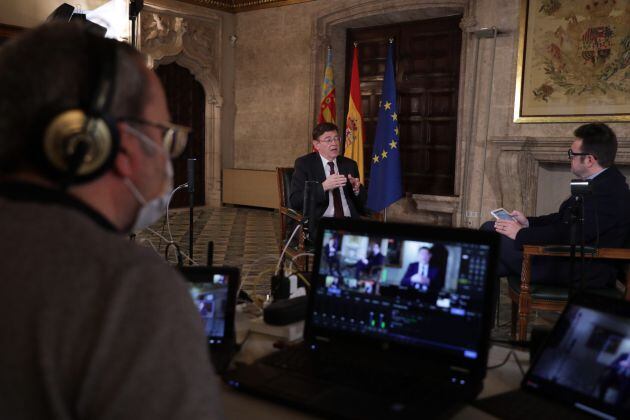 Montaje técnico durante en el Palau de la Generalitat durante a entrevista a Ximo Puig