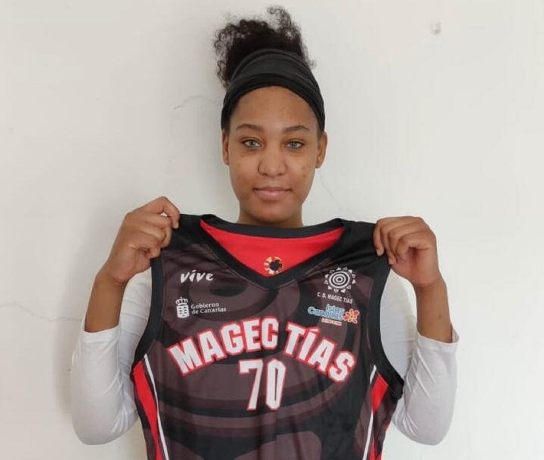 Esther Milandu con la camiseta del Magec Tías "Contra la Violencia de Género".