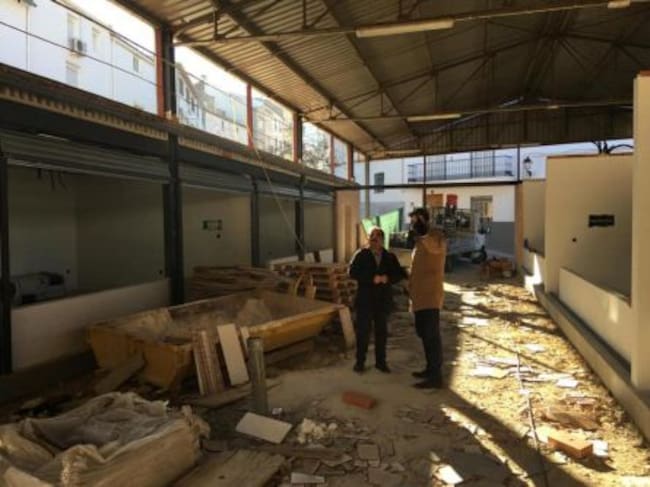 Momento de la visita al mercado de abastos de Bedmar