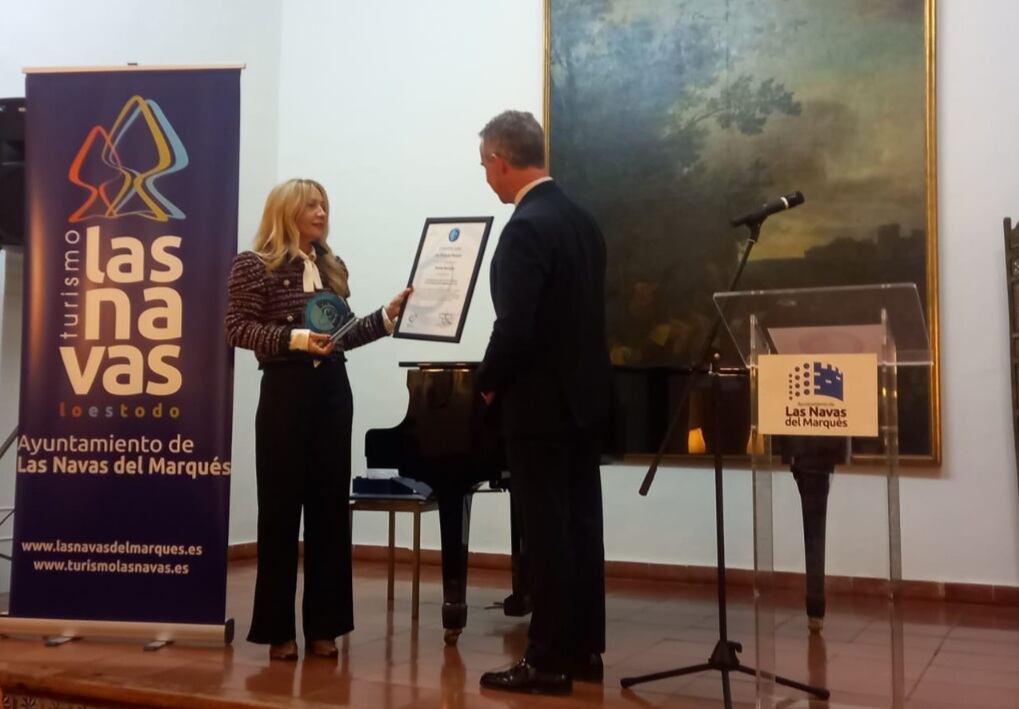 La presidenta de la Fundación Starlight, Antonia Varela, entrega el certificado al alcalde de Las Navas, Javier Sastre