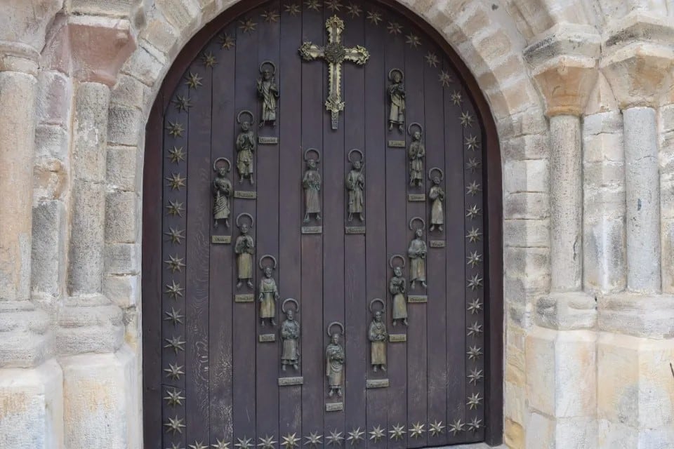 Puerta del Perdón en Santo Toribio de Liébana.