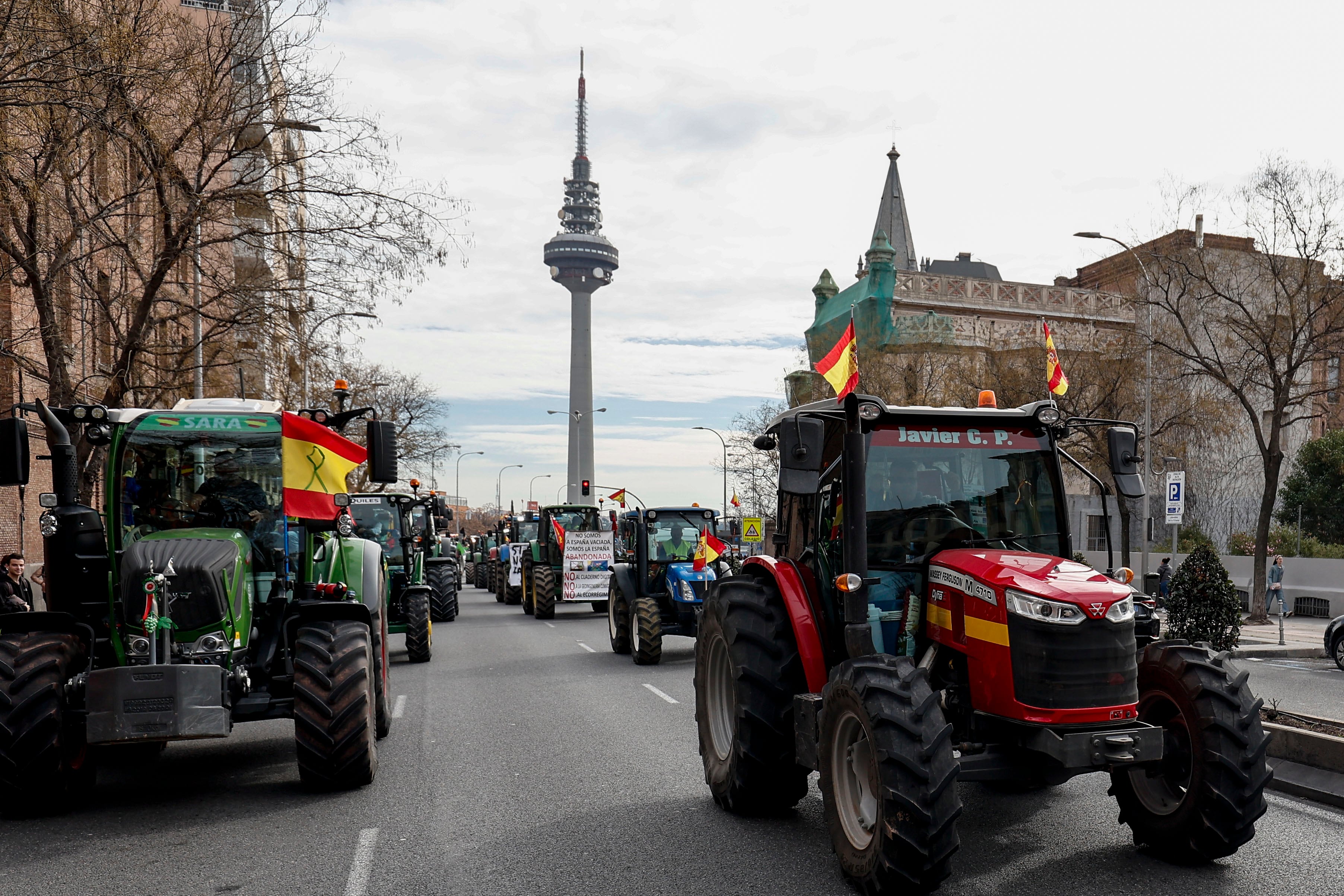 Tractores de agricultores procedentes de diversos puntos de España a su paso por la calle O&#039;donell de Madrid, se dirigen al centro de la capital, para concentrarse en demanda de mejoras para la situación del sector agrícola. EFE/SERGIO PEREZ