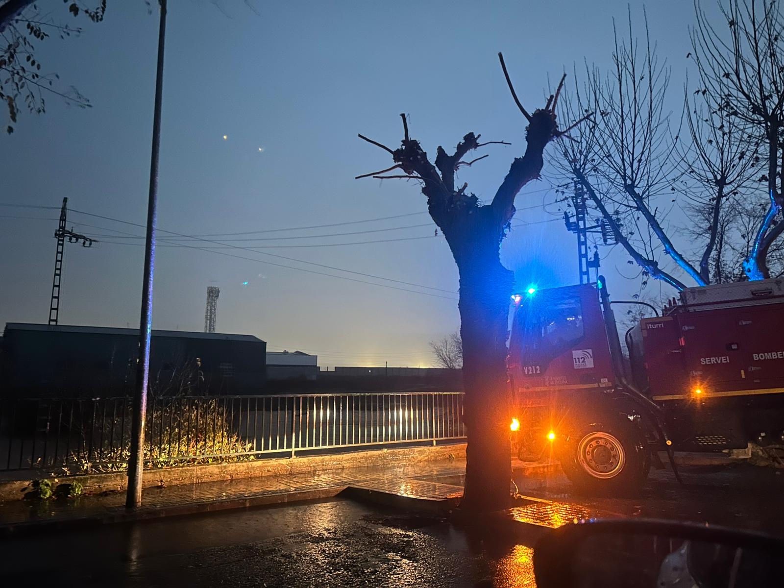 Los Bomberos Forestales de la Generalitat Valenciana vigilan el cauce del Barranc de Barxeta en La Pobla Llarga. Fuente: Radio Xàtiva Cadena SER