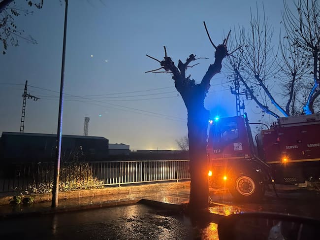 Los Bomberos Forestales de la Generalitat Valenciana vigilan el cauce del Barranc de Barxeta en La Pobla Llarga. Fuente: Radio Xàtiva Cadena SER