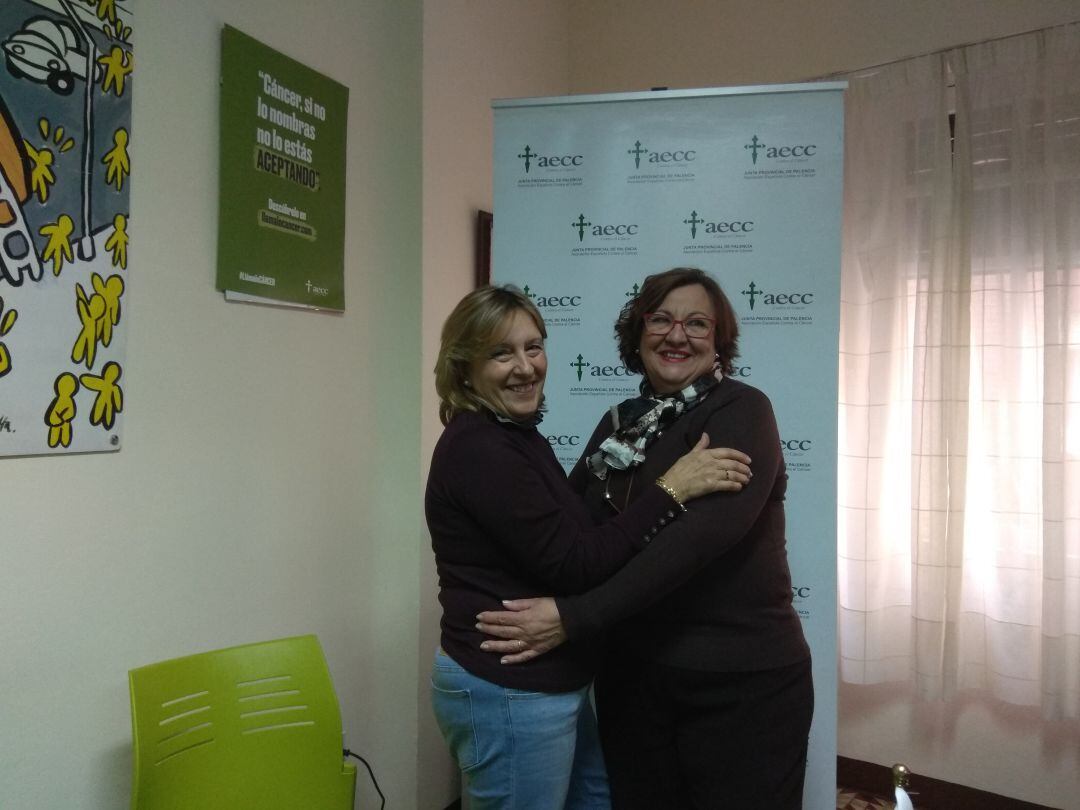 Rosa María Andrés Carbajal y Leonor González en la sede de la AECC