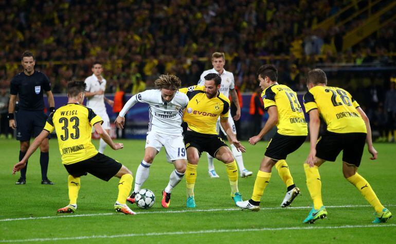 Modric entre los defensores del Borussia Dortmund.