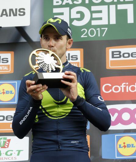 Alejandro Valverde, con el trofeo para el ganador de la Lieja-Bastogne-Lieja.